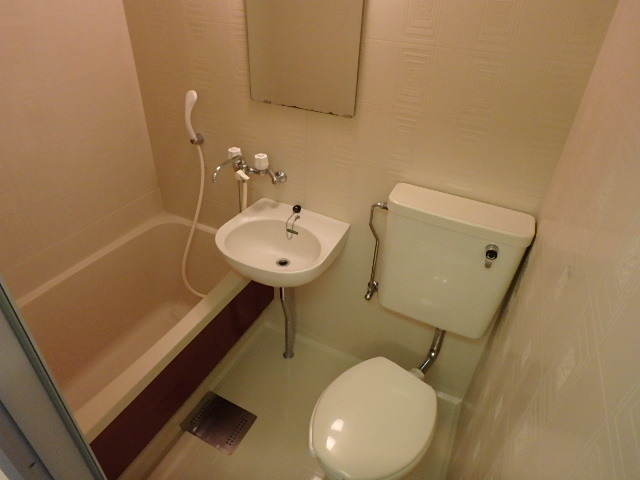 洗面設備　お掃除しやすいユニットバスです。