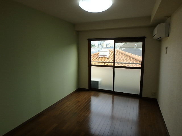 居室・リビング　モスグリーンのアクセントクロス