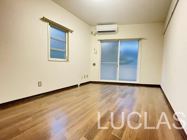 居室・リビング　落ち着いた色味の床材がくつろぎ空間を演出。