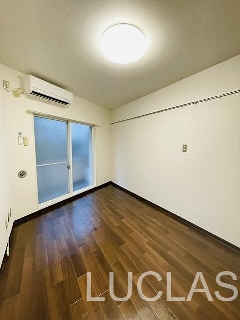 その他部屋・スペース　木目調の床と白の壁紙で暖かみのある居室♪