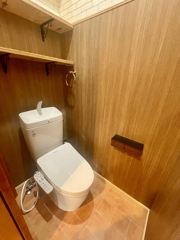 トイレ　温水洗浄便座付き♪棚上収納も☆