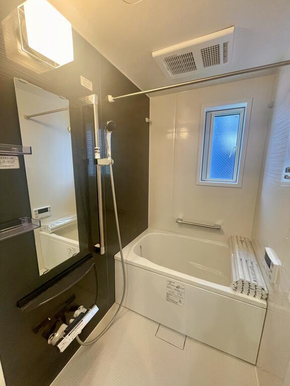 バス・シャワールーム　浴室乾燥機・追い炊き機能あり☆