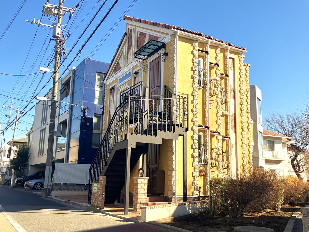 建物外観　敷地内ゴミ置き場・駐輪スペース１台無料♪