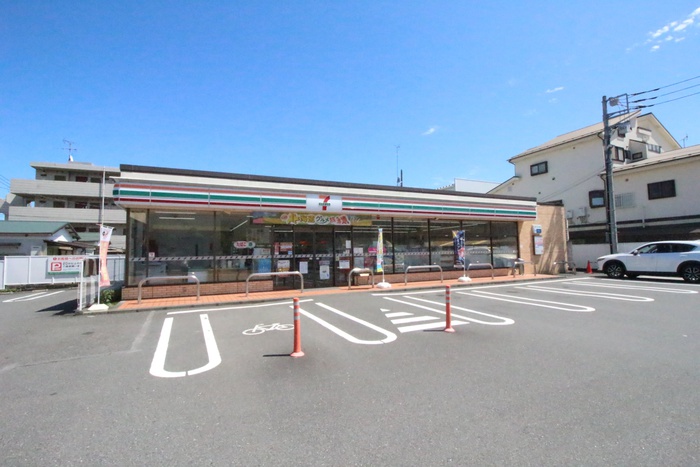 コンビニ　セブンイレブン（コンビニ）まで650m
