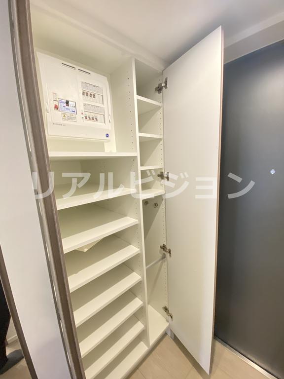 玄関　同一タイプ。色味が異なる場合がございます。