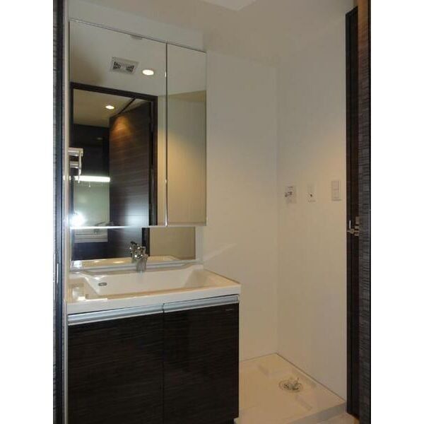 洗面設備　※写真は同じマンションの違う部屋のものになります。