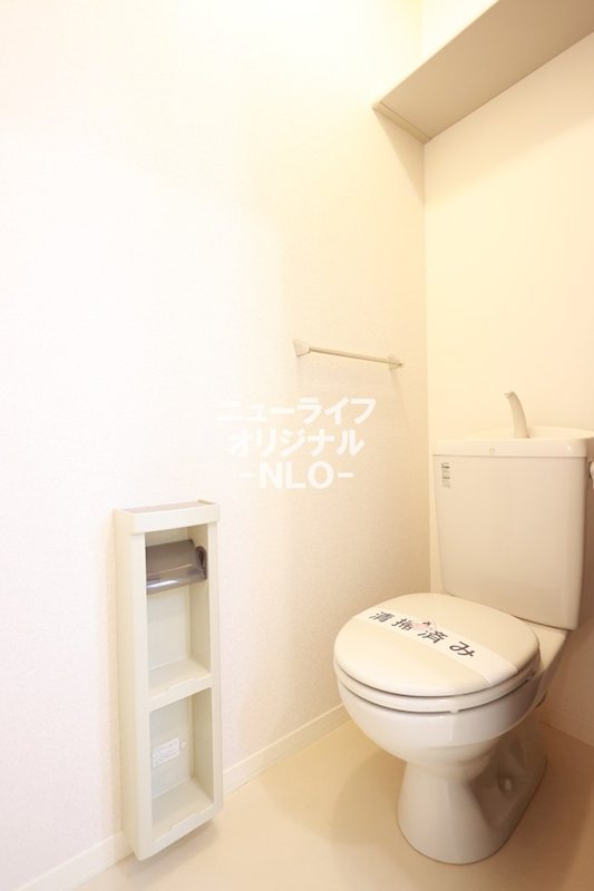 トイレ　消耗品のストックや掃除用品は上部吊り棚に収納できます☆