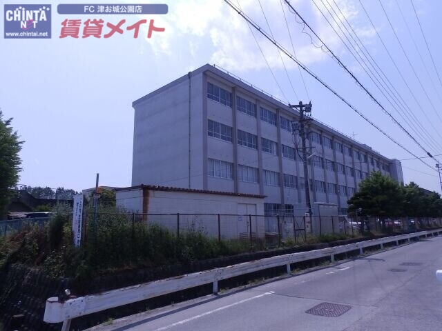 中学校　津市立一身田中学校（中学校）まで906m