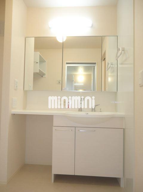 洗面設備　三面鏡付き化粧台