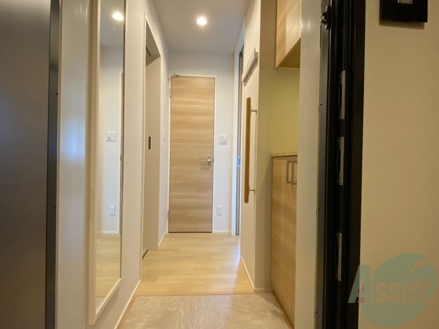 玄関　玄関を入ると姿見やシューズボックスがお迎え