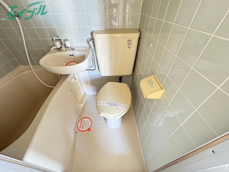 トイレ　別部屋反転写真です