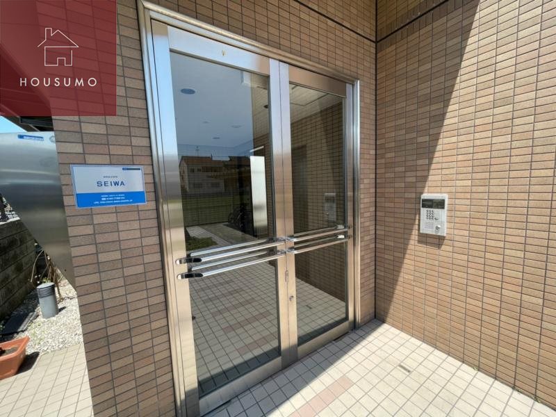 エントランス　落ち着いたエントランスです