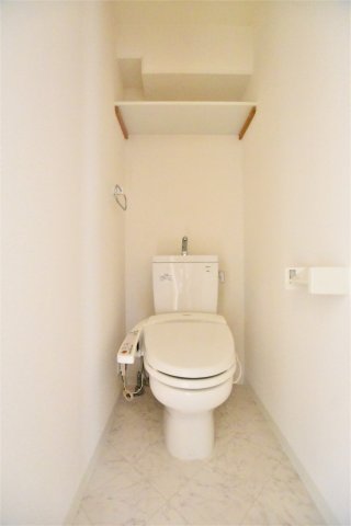 トイレ　別号室画像。ご参考下さい