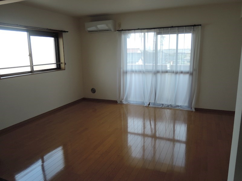 居室・リビング　２階の角部屋！２面採光で明るい室内！風通しも良く快適！