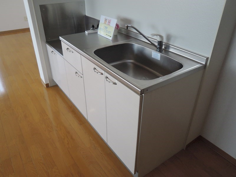 キッチン　キッチン上部には吊戸棚あり、キッチングッズもすっきり片付きま