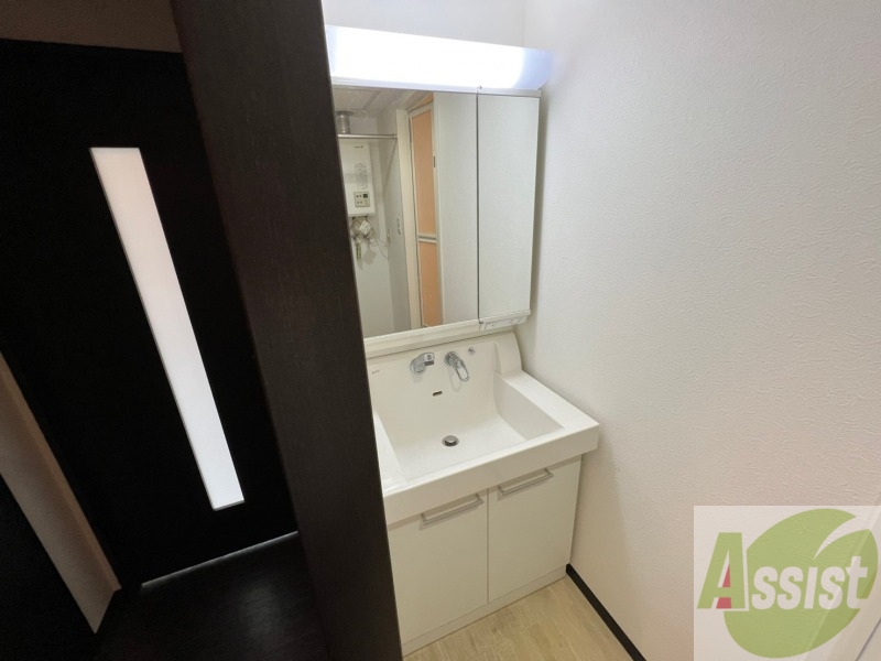 洗面設備　独立洗面台です。大きくてよいですね。シャンプーもできます。