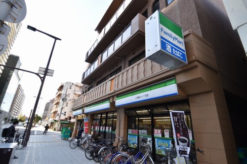 コンビニ　ファミリーマート 小浦桜川一丁目店（コンビニ）まで323m