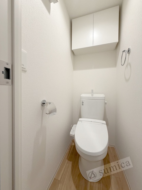 トイレ　人気アイテムの温水洗浄便座。清潔感のあるトイレです。