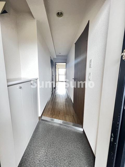 玄関　収納もある玄関です