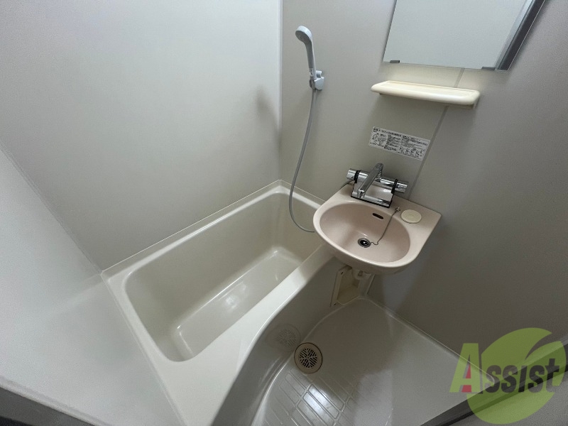 バス・シャワールーム　肩まで浸かれる深さで１日の疲れも取れそうですね