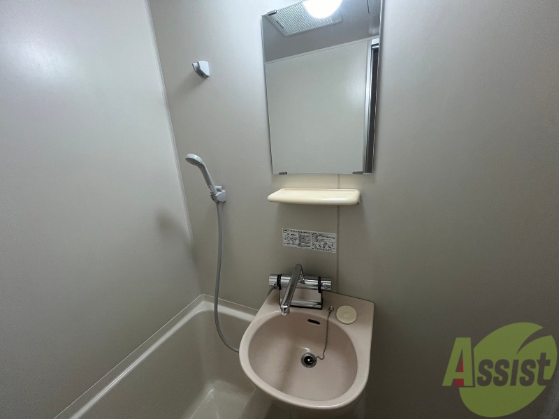 洗面設備　浴室に洗面があります。鏡付きで便利ですね。