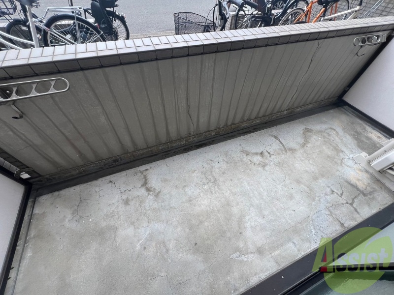 バルコニー　バルコニーには低い位置に物干しがあるので布団なども干せますね