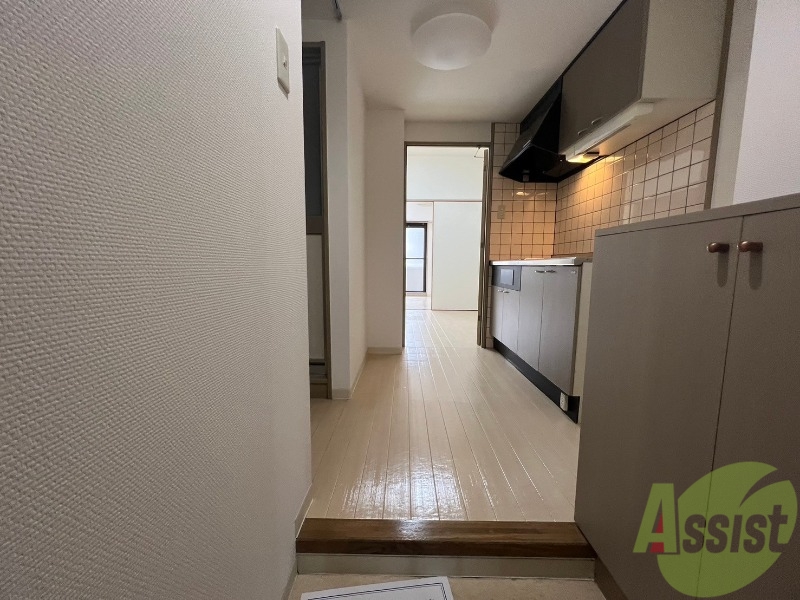 玄関　ドアが開いて入れば玄関まで光が届き明るいです。