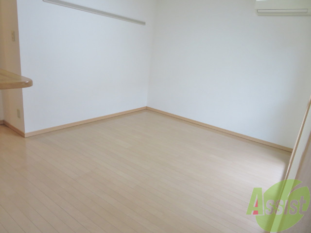 居室・リビング　白を基調とした空間で室内も綺麗で生活充実