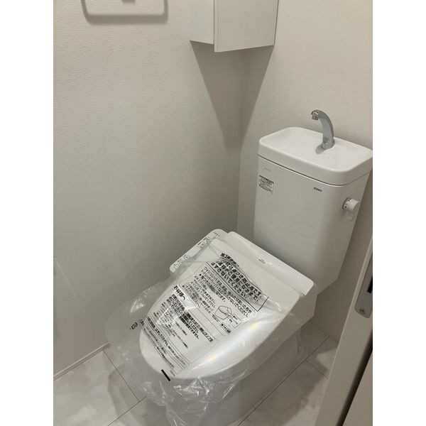 トイレ　温水洗浄機能付便座完備