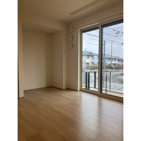 居室・リビング　白を基調とした明るいリビング