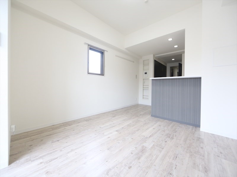 居室・リビング　洋室13.1帖　カウンターキッチン　クローゼット付