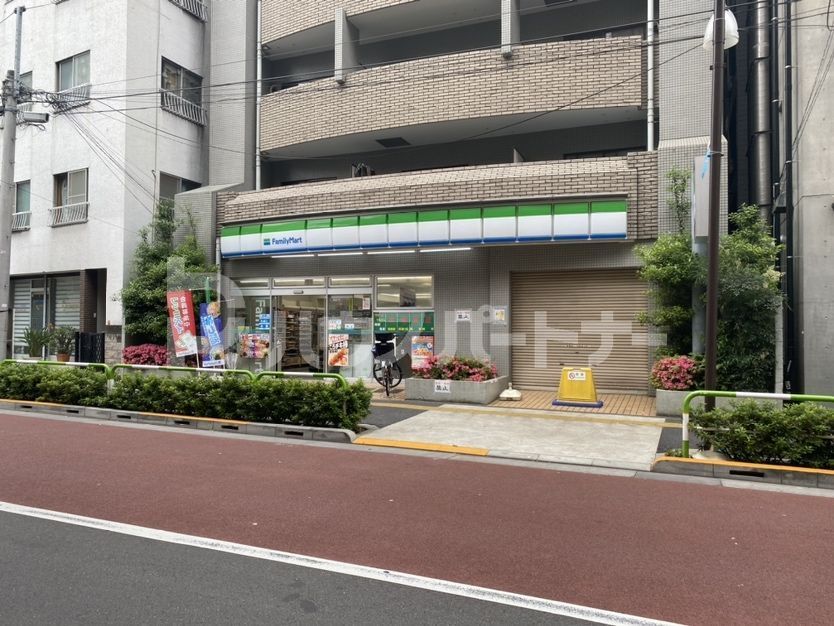 コンビニ　ファミリーマート板橋駅桜通り（コンビニ）まで300m