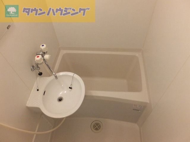 バス・シャワールーム　浴室乾燥機付きです！