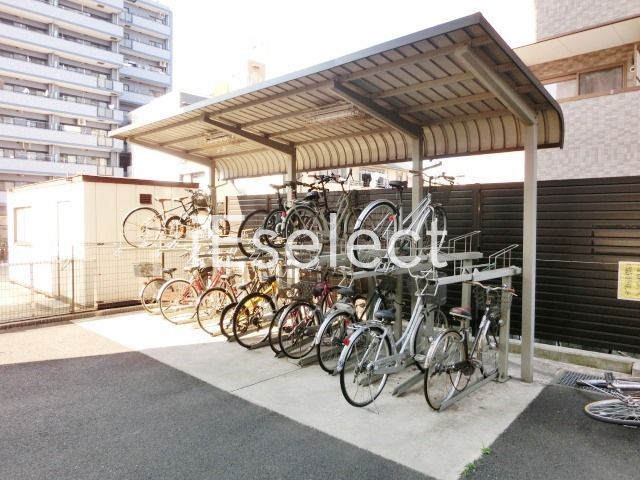 駐車場　屋根付駐輪場。