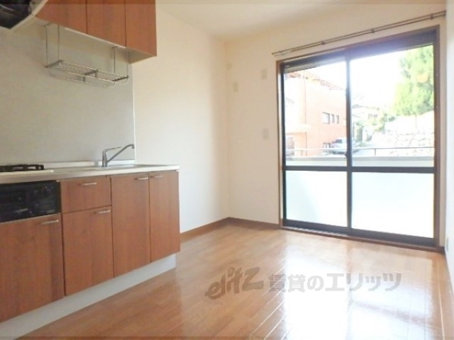 居室・リビング　大きな窓で日当り良好です