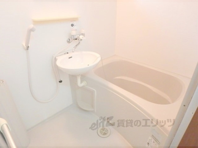 バス・シャワールーム　ゆとりのあるお風呂です