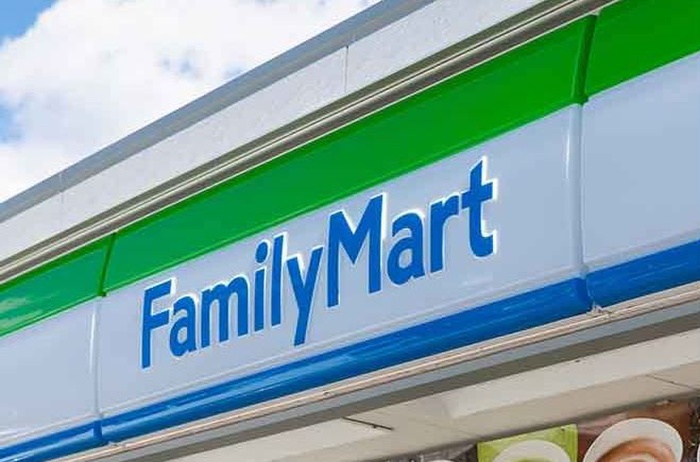 コンビニ　ファミリーマート（コンビニ）まで200m