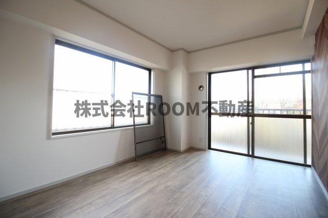 その他部屋・スペース　落ち着いた色調の寝室です