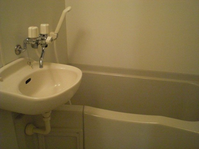 バス・シャワールーム　浴室は乾燥機能付き。