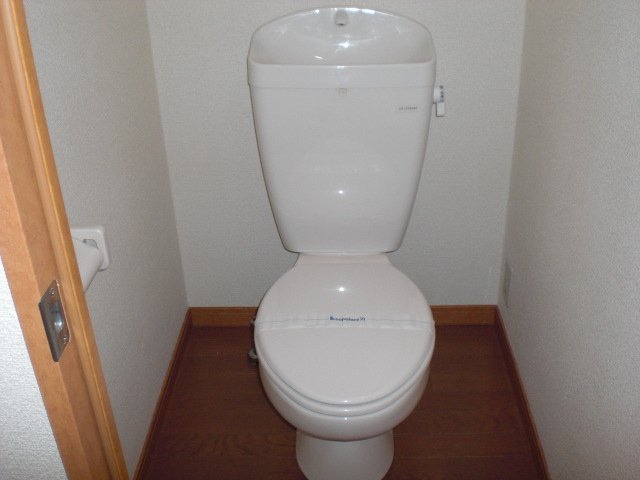 トイレ　トイレは収納棚付き。