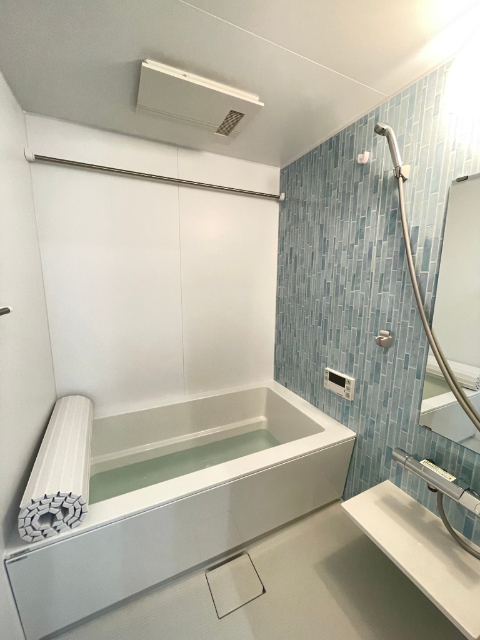 バス・シャワールーム　追い焚きバス、浴室乾燥機付き