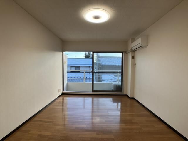 居室・リビング　写真は別の部屋のものです。