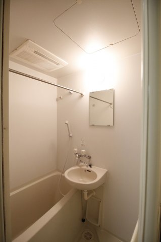 バス・シャワールーム　落ち着いた空間のお風呂です