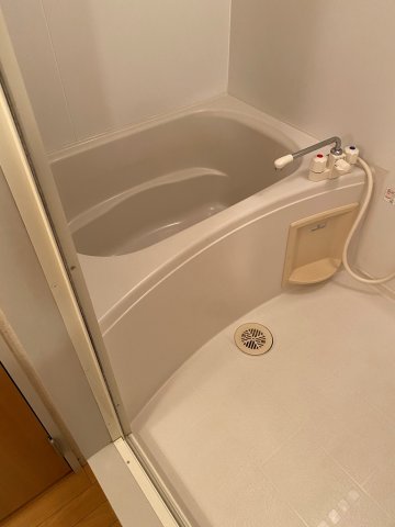 バス・シャワールーム　換気扇とシャワー付きのお風呂です♪