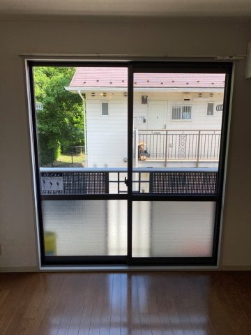 居室・リビング　南向き陽当り良好の洋室6帖です。エアコンと壁掛けフック付き♪