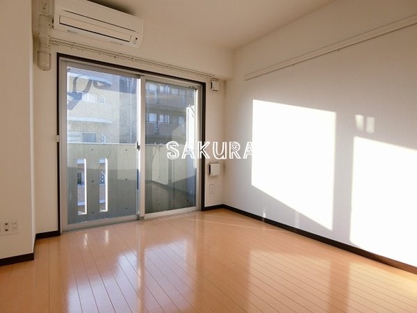 居室・リビング　こちらのリビングで趣味の時間をお楽しみください♪