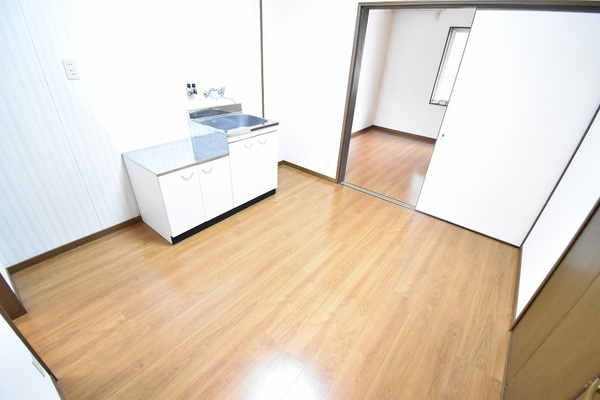 居室・リビング　同物件別室