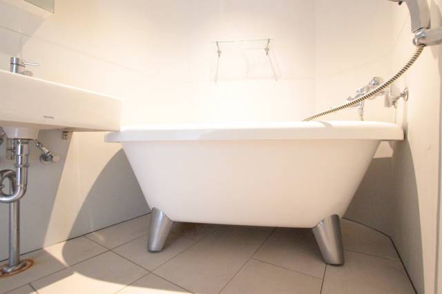 バス・シャワールーム　猫足バスはデザイナーズ要素の代表格です