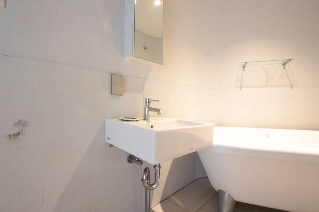 洗面設備　シンプルですっきりとした洗面台