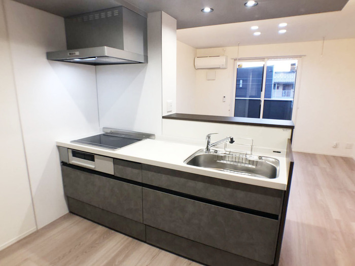 キッチン　対面システムキッチン（３口ビルトインIHヒーター）